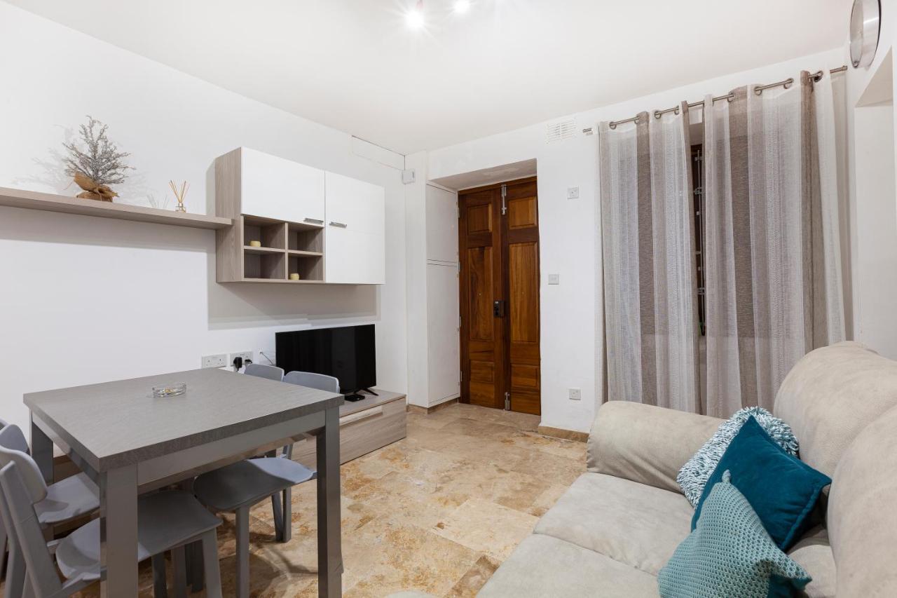 Designer Home With Comfy Sofa In Central Valletta By 360 Estates エクステリア 写真