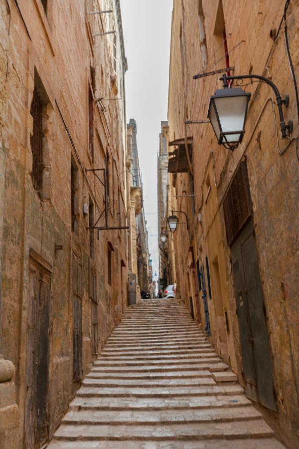 Designer Home With Comfy Sofa In Central Valletta By 360 Estates エクステリア 写真