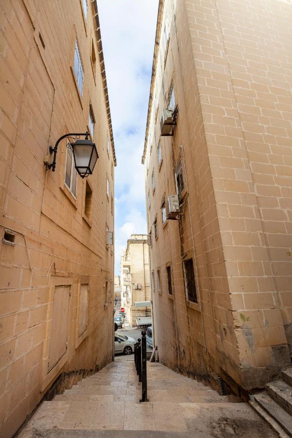 Designer Home With Comfy Sofa In Central Valletta By 360 Estates エクステリア 写真